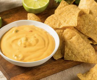 Nachos con salsa de queso