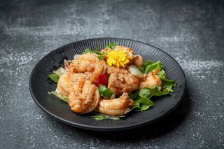 Tapa De Langostinos En Tempura Con Sal Y Pimienta