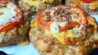 Курячі гнізда з томатами та сиром