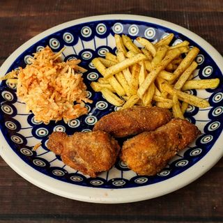 Wątróbka, ziemniaki opiekane, marchewka z jabłkiem