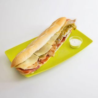 17. Bocadillo Caliente De Pollo Con Jamón Serrano