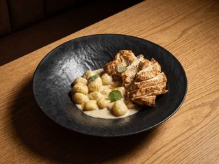 Філе індички з картопляними ньокі в соусі з білих грибів (280g)