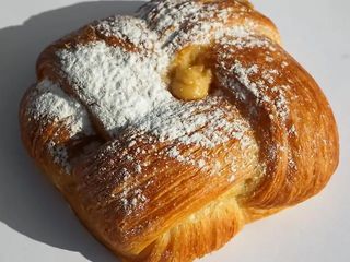 Листкова булочка з кремом із солоної карамелі