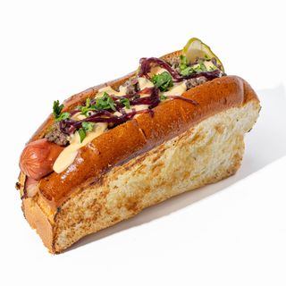 Дог з яловичиною та чеддером