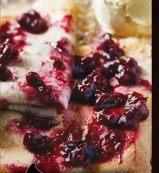 Crepes Con Frutas Del Bosque