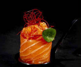 126. Salmone flambè gunkan