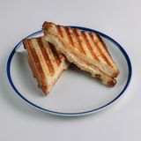 ყველის ტოსტი ტრუფელის სოუსით