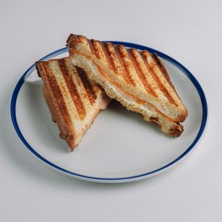 ყველის ტოსტი ტრუფელის სოუსით