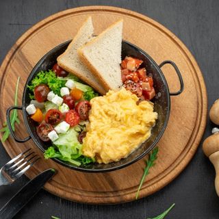 Скрембл із слабосоленим лососем