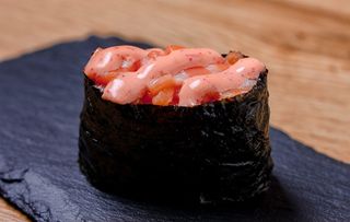 Гункан с лососем (53 г)