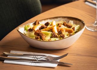 Салата Цезар с хрупкаво пиле