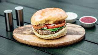 Pljeskavica sa susamom 220 gr u lepinji