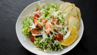 Салат Цезар з лососем (300г)