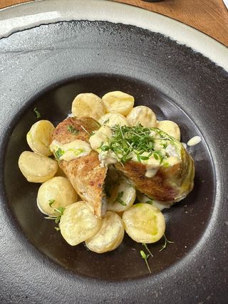 Рулет из куриного филе с сыром и картофельные крокеты
(0.330г)