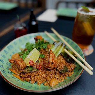 Arroz frito Tom Yam com camarão