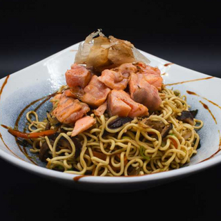 Yakisoba vegetales y salmon