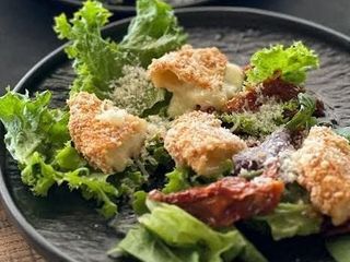 Салат зі смаженим Брі