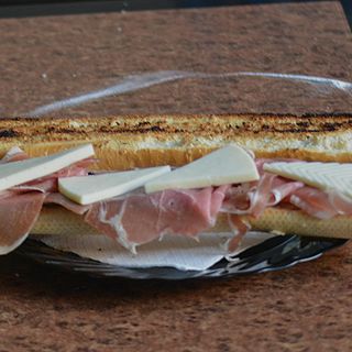 Bocadillo De Jamón Serrano Con Queso Y Tomate (Pequeño)