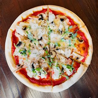 Пицца с курицей и грибами