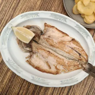 Lubina A La Plancha Con Patatas Fritas