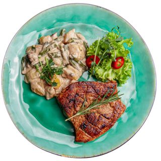 АНТРЕКОТ З КАРТОПЛЕЮ ТА ГРИБАМИ У ВЕРШКОВОМУ СОУСІ (440 г)