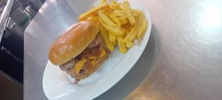 Hamburguesa TRUFA +Patatas Fritas+refresco lata a elegir