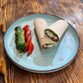 Ролл с курицей с домашним соусом