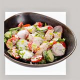 Салата с гриловано пиле и дзадзики дресинг 350 гр