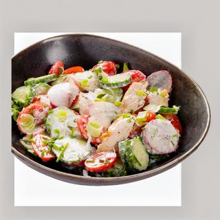 Салата с гриловано пиле и дзадзики дресинг 350 гр