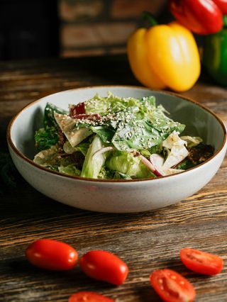 Салат с говядиной и соусом айоли (392г)