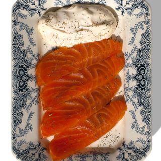 Tapa Lomitos de Salmón Macerado y Salsa de Eneldo