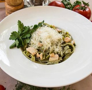 Феттучини шпинатные с лососем 