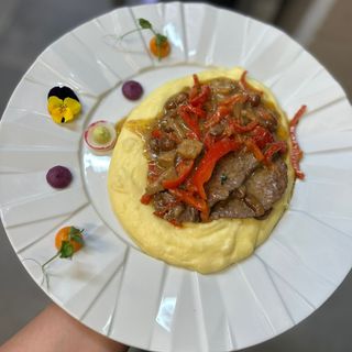 Escalop de vita cu ghebe, ardei, vin alb si cartofi piure