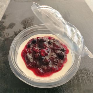 Panacota, frutos vermelhos