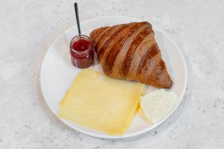 Круасан з джемом, маслом та сиром, 150 г