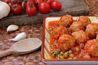 Polpette al sugo con piselli