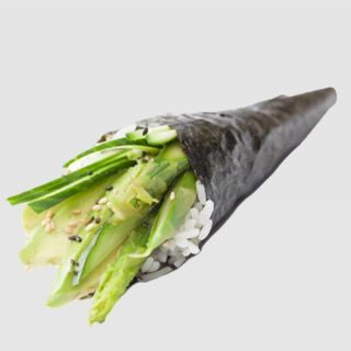 66. Temaki aguacate pepino wakame