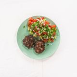 Телешки кюфтенца на плоча + гарнитура (450г)