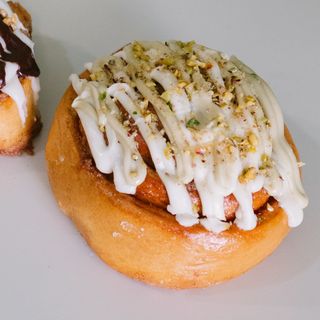 Rollo De Canela Con Topping De Pistacho