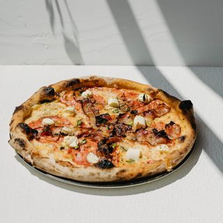 Pizza cu cremă de brânză 