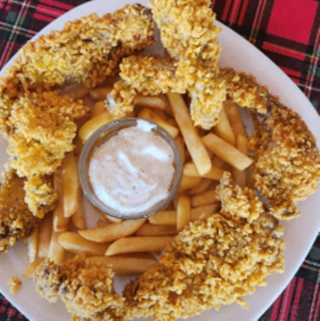 Хрупкаво пиле с малки пържени картофки и чеснов сос