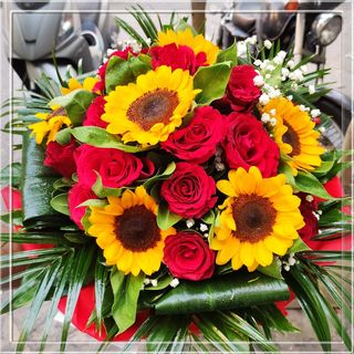 Magnifico bouquet rose rosse e girasoli 