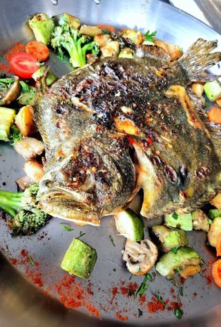 Calcan la gratar cu legume aromatizate la tigaie