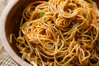 Noodles cu pui si  mix de legume hey