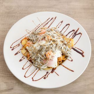 Huevos Rotos Con Gulas Y Gambas Al Ajillo