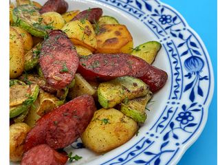 Картопля з мисливськими ковбасками та кабачками (250g)