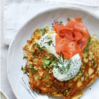 Tortita De Aguacate, Salmón Y Huevo Escalfado