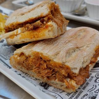 Boc, de carne mechada más queso 