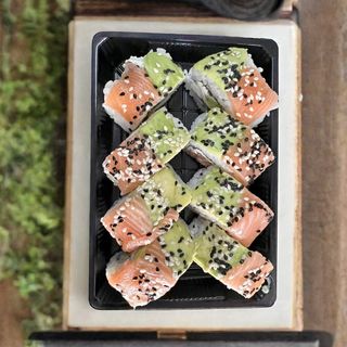 B14. Aguacate Salmón Uramaki