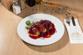 Ficat de gâscă cu sos de vișine